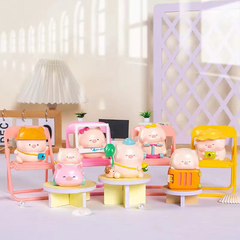TOURIST PIGGY FIGURINE BLIND BOX (1 Blind Box)
