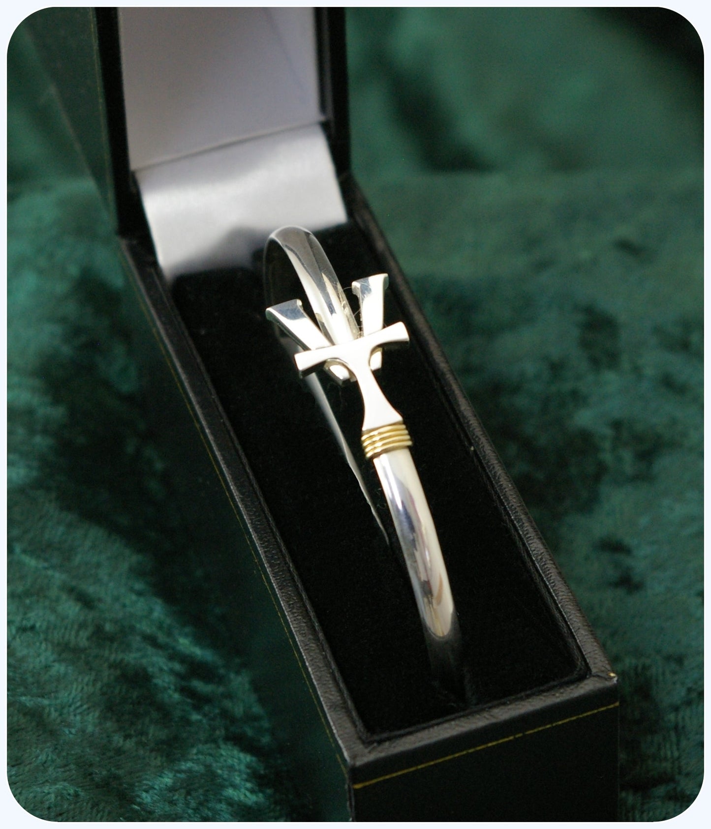 14K Gold Vermont  Hook Bracelet with Diamond Accents - 4mm Band - 7 Inch